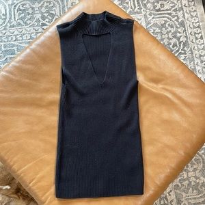 Black bust key hole ribbed tank top